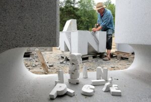 Sochař Radomír Dvořák z Brodu: K létání mám blízko. Jeho Aviatika střeží letiště