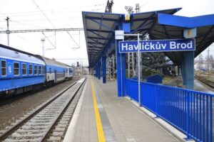 Dvojí napadení na nádraží v Havlíčkově Brodě. Policie hledá mladého muže