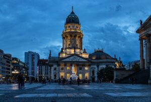 Kriminalisté na Sokolovsku odhalili pěstírnu konopí, zadrželi podezřelého muže