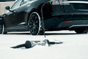 Mrazivé počasí může snížit dojezd elektromobilu a ztížit nabíjení. Zde je to, co potřebujete vědět