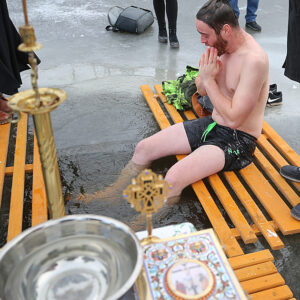 Pravoslavní na zamrzlém rybníku světili vodu, jeden věřící se do ní i ponořil