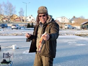 VIDEO: Jako Eskymáci. Rybáři na Vysočině tahali ryby přes díru v ledu, podívejte