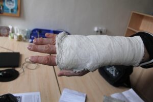 Zlomeniny a otřesy mozku. Ledovka zaměstnala lékaře na Vysočině
