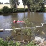 Nehoda u Skryjí: řidič najel autem do rybníka, skončil v nemocnici