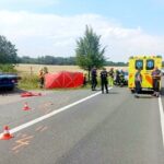 Osudné předjíždění: motocyklista zahynul po srážce s odbočujícím traktorem