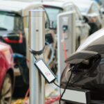 Prodej elektromobilů v Británii silně roste, čeká se pokles spotřeby benzinu