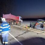 Ráno se u Údav srazilo auto s náklaďákem, nehoda uzavřela důležitou silnici