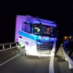 Nehoda kamionu a auta ochromila provoz na hlavním tahu z Brodu na Ždírec