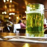 Kam na Brodsku zajít na zelené pivo? Na některých místech je třeba rezervace