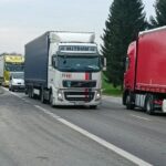Auto na Nuselském mostě v Praze skončilo na střeše. Jeden člověk je zraněný, otevřený je jeden jízdní pruh