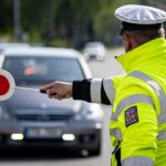 Opilý řidič volkswagenu poškodil při nehodě v Habartově dvě zaparkovaná auta, vodovodní přípojky i plot