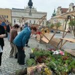 Vítr strhl prodejní stánek v Brodě a zranil starší ženu, potvrdili strážníci