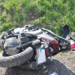 Důchodce na motorce havaroval u Ždírce nad Doubravou, musel pro něj vrtulník