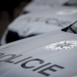 Krimi zprávy: řidič v křečích zdemoloval dům ve Světlé, BMW letělo dvoustovkou