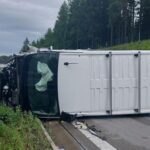 Nehoda na D1: Po nárazu se převrácené auto plné lidí dál sunulo po silnici
