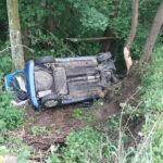 Při nehodě za Chotěboří se zranili tři lidé, vůz skončil převrácený v potoce