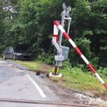 Řidič Audi poničil železniční přejezd u Světlé, policisté hledají svědky