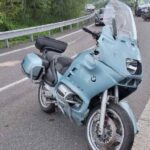 Riskantní předjíždění u Jitkova skončilo dvěma nehodami motorkářů
