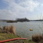 V Hustopečích nad Bečvou odpouštějí vodu z jezera do řeky Bečvy, kvůli dešťům
