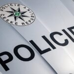 Auto zůstalo po nehodě za Brodem převrácené na střeše, řidič se zranil