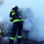 Večerní požár auta u Frýdnavy zavřel hlavní tah na Havlíčkův Brod
