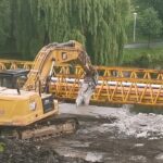 Klíčový most přes řeku Sázavu v Havlíčkově Brodě drtí bagr