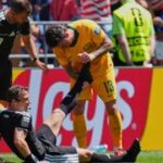 MS ve fotbale ONLINE: Kuriózní moment, německý rozhodčí v nastavení bojoval s křečí