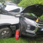 Nehoda na Havlíčkobrodsku: po střetu s dodávkou narazilo auto do plotu