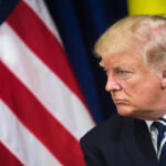 Trump omilostnil 11 lidí, většinou usvědčených z porušení zákona o ovzduší