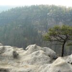 Strážci národního parku České Švýcarsko pokutovali turisty za rytinu do skály